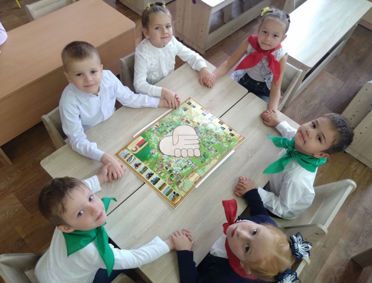 ДЕНЬ НАРОДНОГО ЕДИНСТВА В ДЕТСКОМ САДУ: ВМЕСТЕ - МЫ СИЛА!